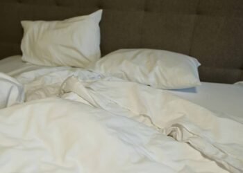 Como fazer a limpeza de roupas de cama muito encardidas