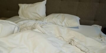 Como fazer a limpeza de roupas de cama muito encardidas