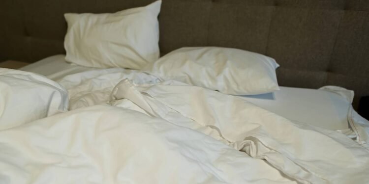 Como fazer a limpeza de roupas de cama muito encardidas