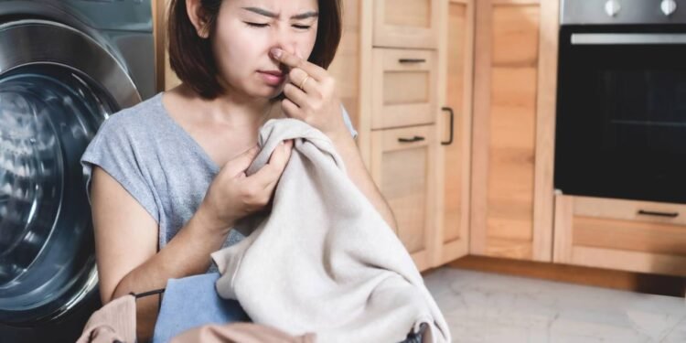 Como retirar o cheiro e mancha de suor das suas roupas