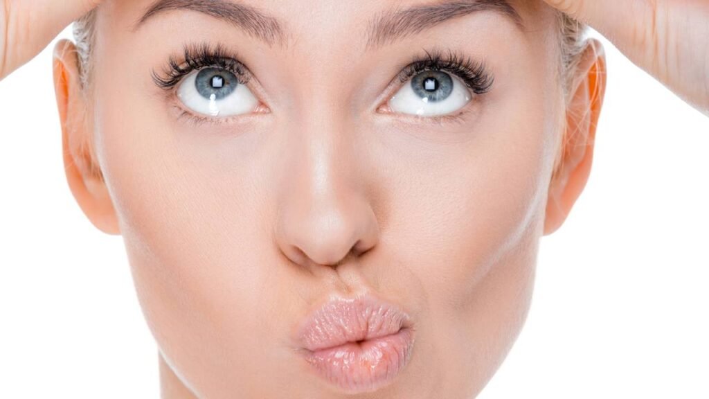 A posição que você dorme pode estar criando rugas que nem o skincare resolve