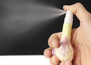 Só precisa colocar alho nas plantas e ver o incrível acontecer