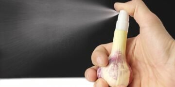 Só precisa colocar alho nas plantas e ver o incrível acontecer