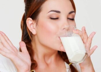 Beber só leite não adianta, saiba o que realmente blinda o seu esqueleto