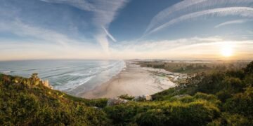 A cidade onde os balões coloridos voam sobre falésias e o mar encontra a serra com uma vista de tirar o fôlego