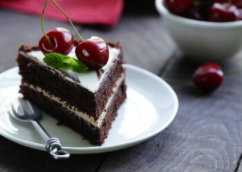 Aprenda a fazer essa torta de floresta negra na travessa