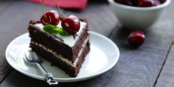 Aprenda a fazer essa torta de floresta negra na travessa