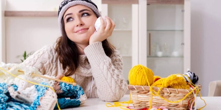 Além disso, a touca de crochê saiu do papel de “acessório só para o frio” e ganhou novas cores, formatos e acabamentos - Créditos: depositphotos.com / Elnur_