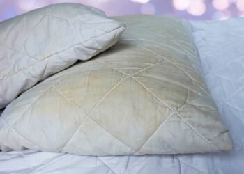 Como deixar seu travesseiro velho como novo sem muito esforço