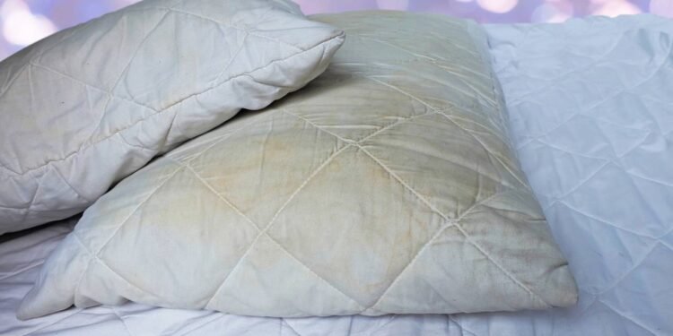 Como deixar seu travesseiro velho como novo sem muito esforço