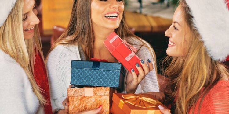 Amigo secreto é uma brincadeira tradicional nos fim de anos - Créditos: depositphotos.com / chika_milan