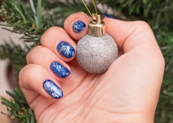 Esqueça o vermelho vivo, veja os tons de esmaltes que vão dominar o Natal