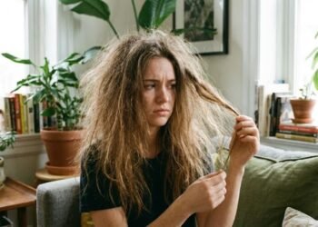 Cabelo caindo mais no calor? Veja como cuidar do couro cabeludo no verão e salvar os fios