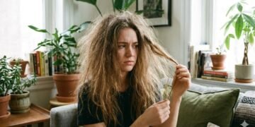 Cabelo caindo mais no calor? Veja como cuidar do couro cabeludo no verão e salvar os fios