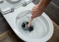 Como desentupir seu vaso sanitário de forma rápida e sem custos