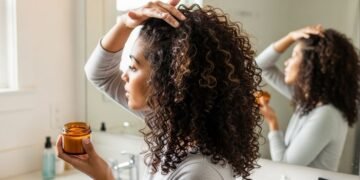 Esse gel natural redefine os cachos sem deixar duro, sela as pontas e ainda nutre como um verdadeiro tratamento capilar completo