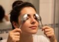 Truque simples com colher congelada vira aliado contra bolsas nos olhos e substitui cremes caros pela manhã