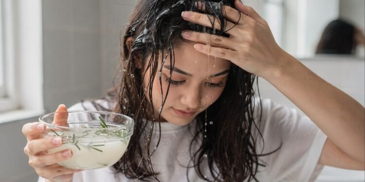 A mistura que parecia caseira demais agora desafia produtos químicos no combate à queda e na saúde do couro cabeludo