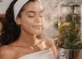 Essa mistura com vapor e ervas tem conquistado quem busca uma pele mais saudável sem gastar com cosméticos pesados
