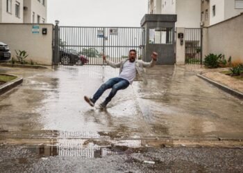 Moradora escorrega em rampa de garagem e Justiça responsabiliza condomínio em R$ 75 mil por falha que poderia ter sido evitada com um aviso