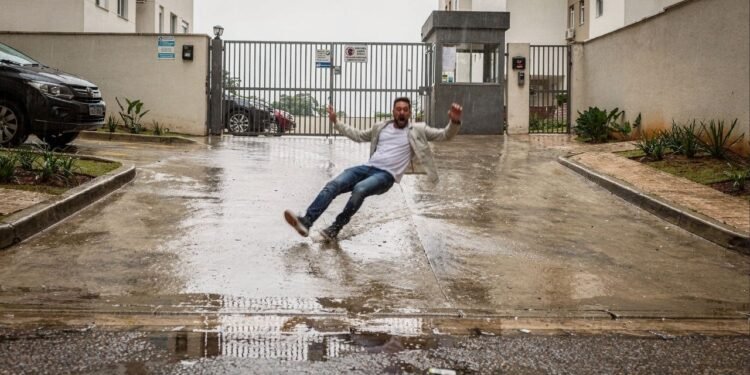 Moradora escorrega em rampa de garagem e Justiça responsabiliza condomínio em R$ 75 mil por falha que poderia ter sido evitada com um aviso