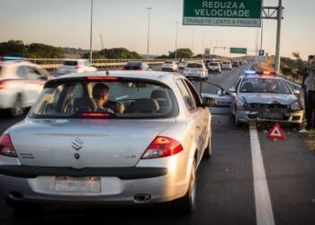 Nova lei pune motoristas que diminuem para espiar acidentes: veja quanto custa essa curiosidade e como evitar a multa