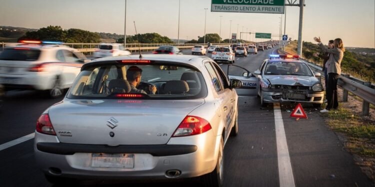 Nova lei pune motoristas que diminuem para espiar acidentes: veja quanto custa essa curiosidade e como evitar a multa