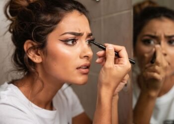 Delineado gatinho nos dois olhos iguais? Agora é possível com essa dica simples e zero profissionalismo