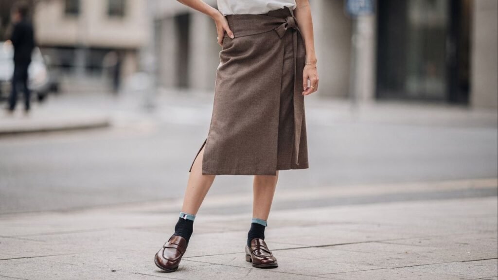 Essa combinação antes criticada agora define os visuais mais estilosos do ano e revela domínio total das proporções no look