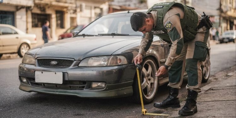 Carro rebaixado em 2026 pode ter documento bloqueado se estiver fora da nova regra dos 10 centímetros que o DETRAN já começou a cobrar