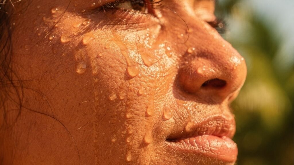 Você está cuidando da pele errado no verão e nem percebeu! Veja os erros que mais detonam sua pele no calor