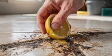 Seu rejunte está encardido? Aprenda a limpar com limão e veja o resultado na hora sem gastar com produtos agressivos e caros