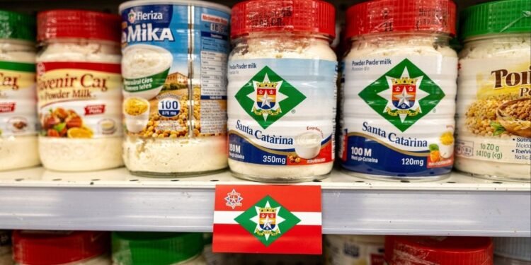 Santa Catarina proíbe leite em pó importado e medida promete mudar o mercado, proteger produtores e mexer no bolso do consumidor