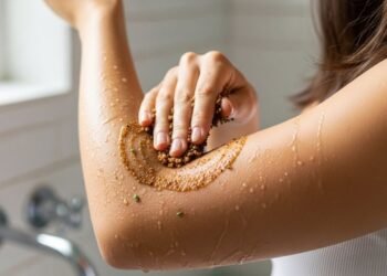 Menos vermelhidão, mais luminosidade: o esfoliante natural certo faz tudo isso e ainda protege a barreira cutânea