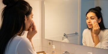 Você está removendo maquiagem do jeito errado? Essa receita caseira limpa sem ressecar e fortalece a barreira da pele