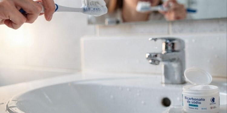 A verdade por trás do clareamento com bicarbonato: o que ele faz no seu dente ninguém mostra no vídeo de “antes e depois”
