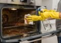 Se você evita limpar o forno por causa da sujeira grudada, esse método com vinagre resolve sem esfregar ou passar horas limpando