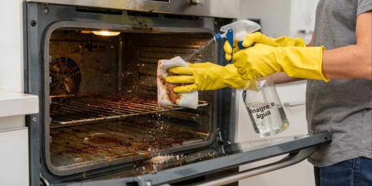 Se você evita limpar o forno por causa da sujeira grudada, esse método com vinagre resolve sem esfregar ou passar horas limpando