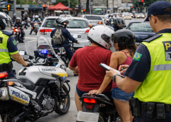 Nova regra proíbe motos com duas pessoas a partir de terça-feira: infração gera multa de R$ 2,1 mil