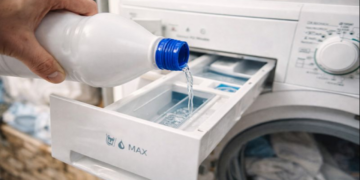 Água sanitária vira aliada poderosa na limpeza da máquina de lavar