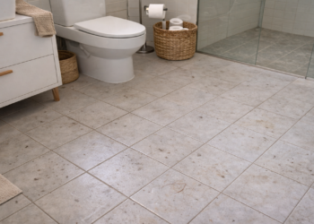 Usar álcool no piso do banheiro acelera a secagem e melhora a higienização