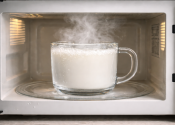 Esse hábito comum no micro-ondas esconde um risco sério