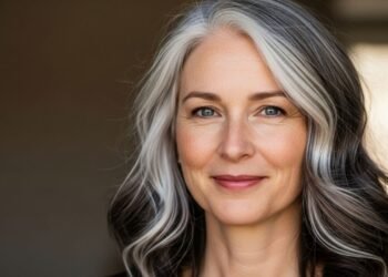 Como usar cabelos grisalhos de forma moderna: veja como emoldurar o rosto com duas mechas claras