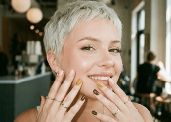 Unhas quadradas são tendência em 2026 e deixam as mãos elegantes e modernas