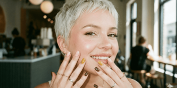 Unhas quadradas são tendência em 2026 e deixam as mãos elegantes e modernas