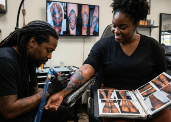 Ideias de tatuagem em pele negra que combinam beleza e elegância