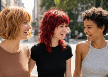 mulher com cabelos diferentes