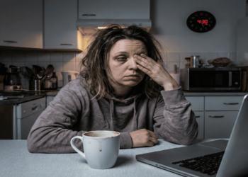 O ritual antes de dormir que ajuda a reduzir olheiras e deixa a pele mais viçosa