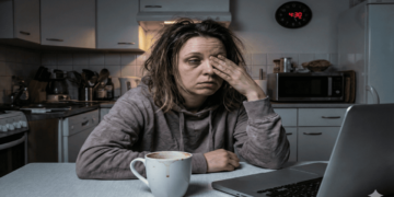 O ritual antes de dormir que ajuda a reduzir olheiras e deixa a pele mais viçosa