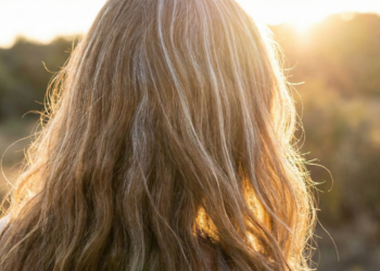 Clarear fios brancos naturalmente virou a escolha de quem evita tintura